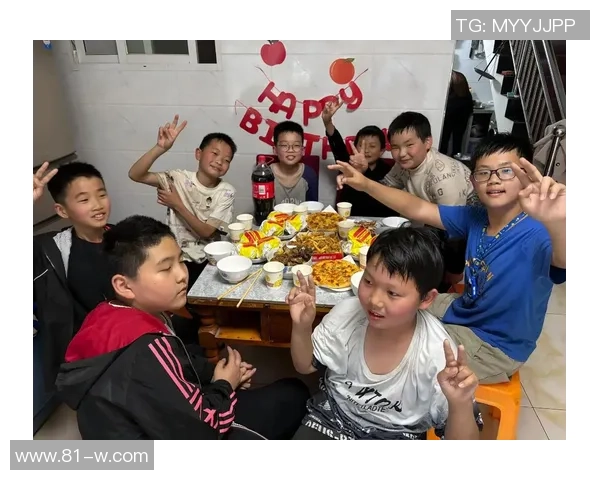 小男孩儿的生日派对篮球蛋糕带来的欢乐与友谊时光
